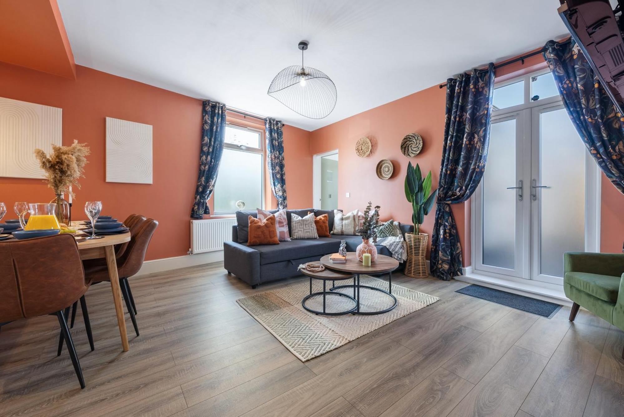 4-Bedroom Stunning Luxe, Spacious & Stylish Design House Bolton, Sleeps 11, With Parking Central Bolton, Links To Manchester, Pet-Friendly, Best For Groups! Work Contractors And Summer Special Offer! - By Blue Puffin Stays Farnworth Exterior photo