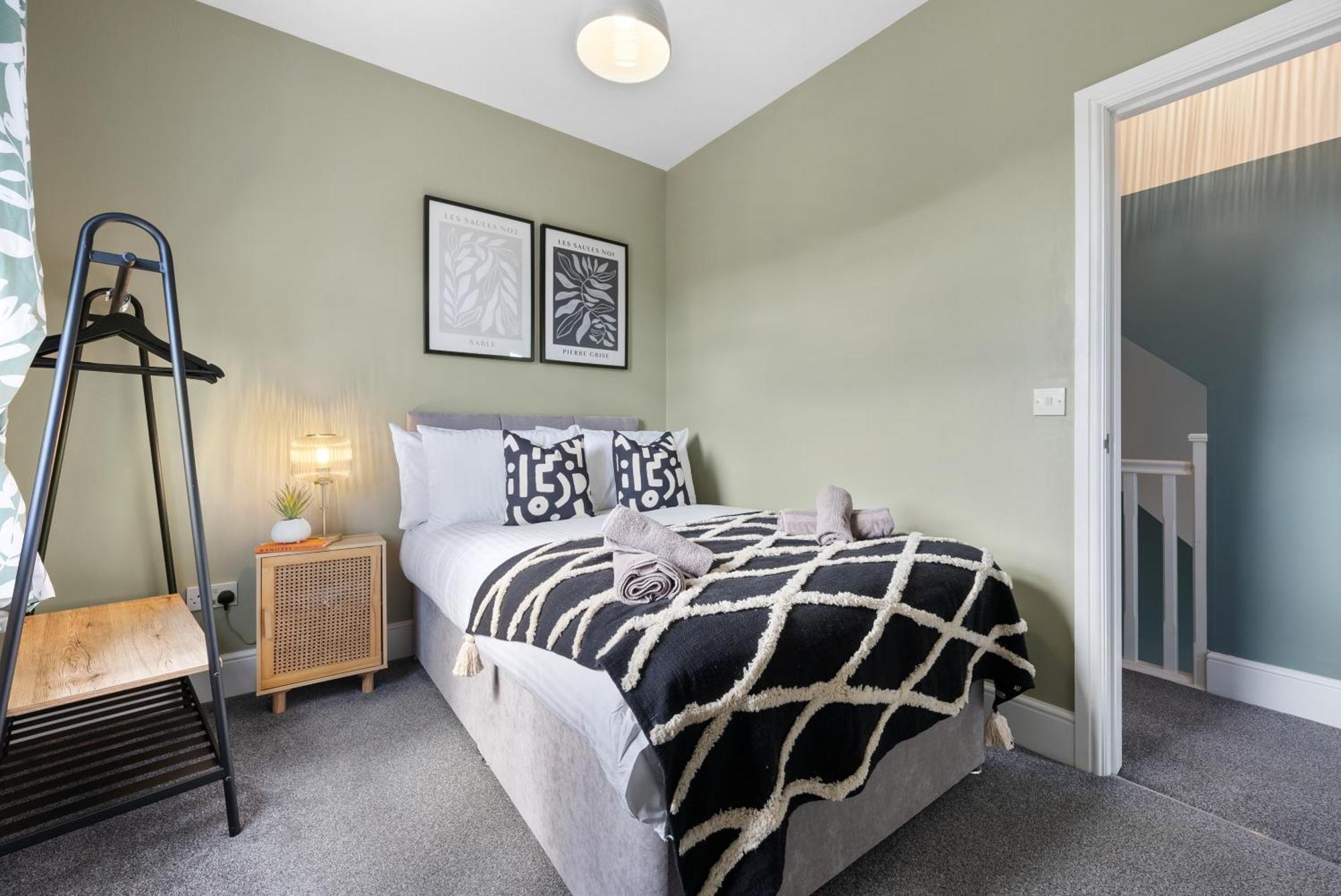 4-Bedroom Stunning Luxe, Spacious & Stylish Design House Bolton, Sleeps 11, With Parking Central Bolton, Links To Manchester, Pet-Friendly, Best For Groups! Work Contractors And Summer Special Offer! - By Blue Puffin Stays Farnworth Exterior photo